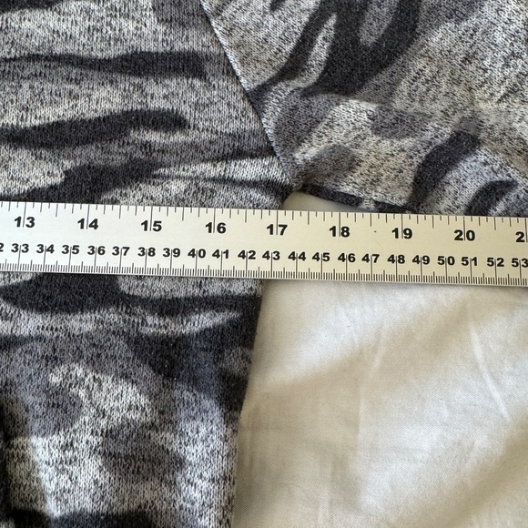 Derek Heart Women's Gray Camo Long Sleeve Turtleneck Knit Pullover Size‎ Small - Picture 9 of 13